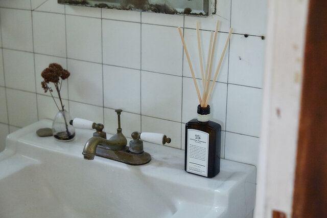 一方で、レストルームなどの密室に置くのもおすすめです。その部屋に入ると楽しめる香りで、メリハリをつけることができます。