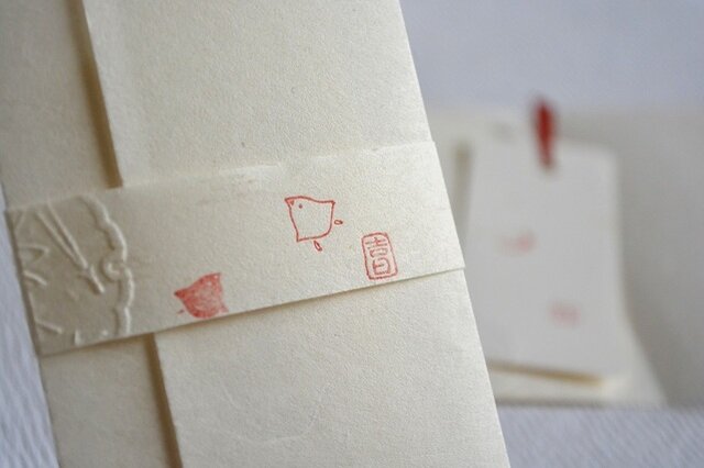 エンボッサー「松竹梅」× 遊楽の印「ちどり (赤・白)」- 和紙帯 -
