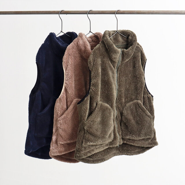 続いてフリースタイプ!
首元まで包んでくれる毛足長めのふわふわフリースのベストです!
両面フリースなので空気の保有量が多く、軽くて暖かいアイテム。