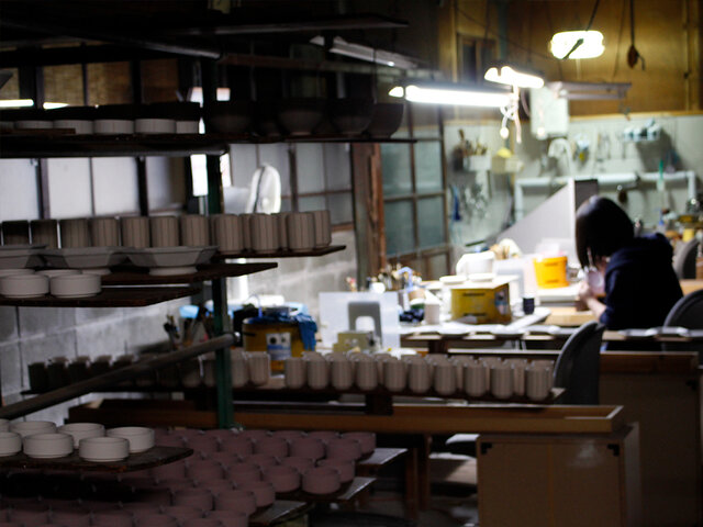 日本最大の陶磁器生産を誇る美濃焼で有名な岐阜県土岐市。
この一大産地で明治３７年から百年以上の長きに渡り製陶を続けている金秋酒井製陶所。

そして、ここで働く、京都市立芸術大学、京都府立陶工高等技術専門校で陶芸を学んだ河野季菜子さんと岸弘子さんの2人が立ち上げたのがKANEAKI SAKAI POPTTERYです。
