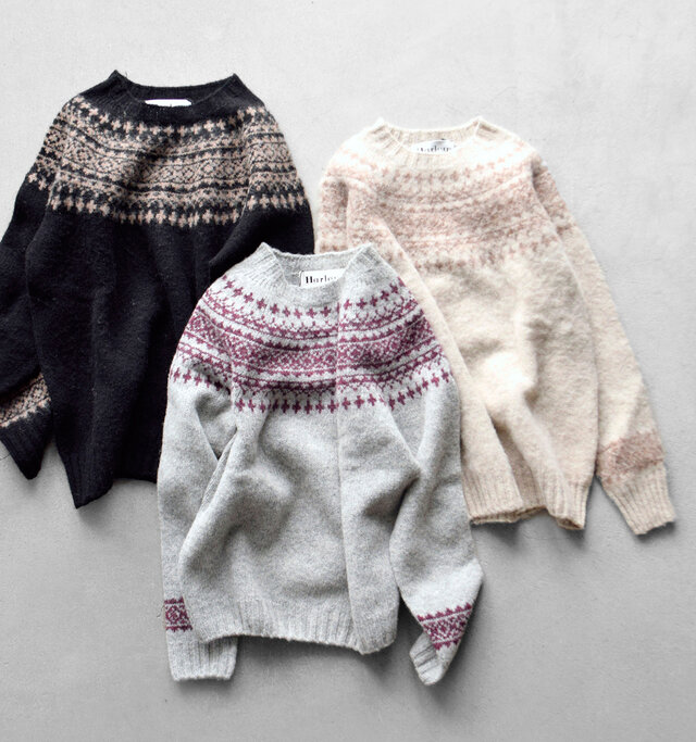 軽くふんわりとした着心地と
ウール100%の温かさが
身体を包み込んでくれるニット。
シンプルなコーディネートにも映える、
冬にぴったりのノルディックなデザインです。
着膨れ感がなく、程よくゆとりのある
サイズ感が、いつものスタイルを
アップデートしてくれます