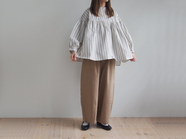 モデル身長:155cm、着用カラー:ベージュ