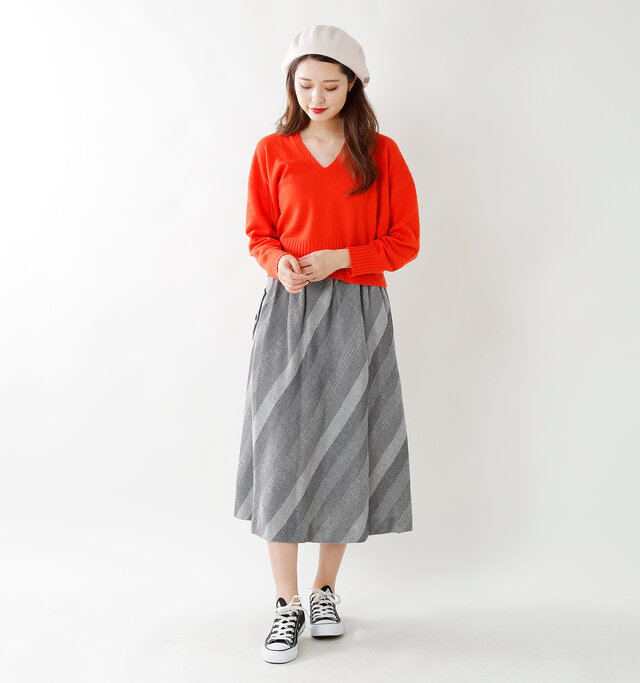 model kanae:167cm / 48kg
color : off white / size : 1
コーディネートがシンプルになりがちな場合、ベレー帽を1つ加えるだけで印象が変わるのでオススメですよ♪