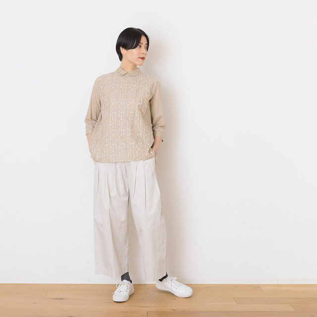 着用カラー: ベージュ×シロ刺繍