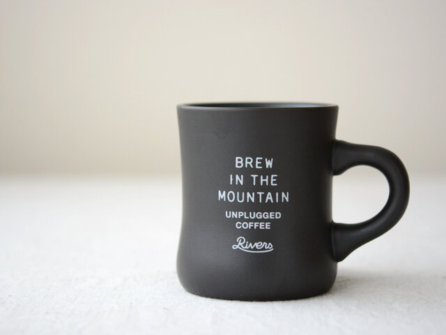 BREW IN THE MOUNTAIN（山でコーヒーを淹れよう）のタイポグラフィーデザイン。