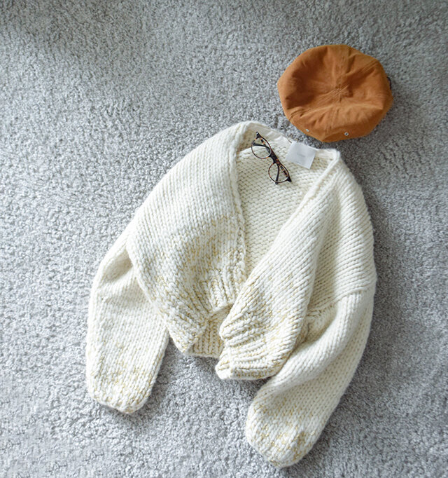 ざっくりと編まれた
ウォーミーなハンドニットと、
艶めく箔との絶妙なコンビネーションが
美しいショートカーディガン。
かなりのローゲージで
ボリューミーながら、
ショート丈でワイドボトムスに
合わせてもコンパクトにまとまります。