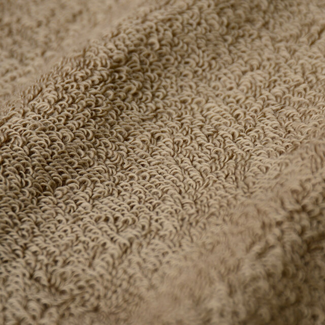 綿花の繊維は長ければ長いほど高級綿となる超長綿において、最も繊維が長いクラスとされる長さが35ｍｍ以上の強い繊維のみを使用。
