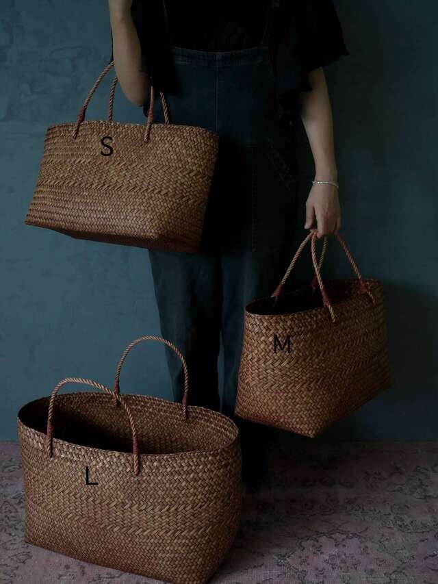 ブラウンクラシックカラーPicnic トートバッグ Mサイズ
やや赤みを含んだ落ち着きのあるクラシックなブラウン。
一度ブラウンに染めたあと、研磨剤でやさしく擦ることで、ところどころ色を抜き、
自然な陰影と奥行きのある表情を生み出しています。