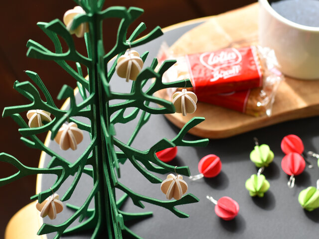 クリスマスの時期には、色とりどりのオーナメントボールをつけて飾るとより豪華になります。どこにつけるか考えるのもまた楽しみのひとつになりそう。お子様と一緒に、会話を楽しみながら組み立てたりするのもいいですね♪