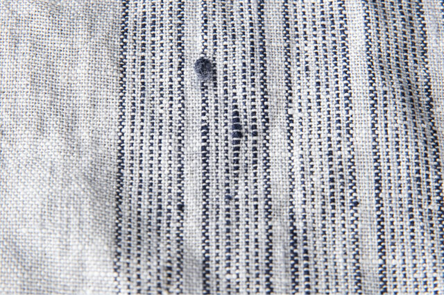  ⽣地の表⾯に繊維が絡み合ってできた⽷の節が⽣地の表⾯出たものをネップといいます。ダマ状やスジ状だったりするのですが、⽬⽴つ場合は、縫い針など先のとがったものを使って⽣地の裏側に押し込むと⽬⽴たなくなります。