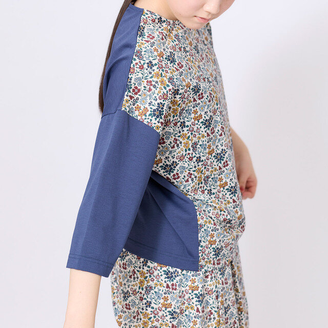 LIBERTYの華やかさを、無地カットソーが引き立てます。