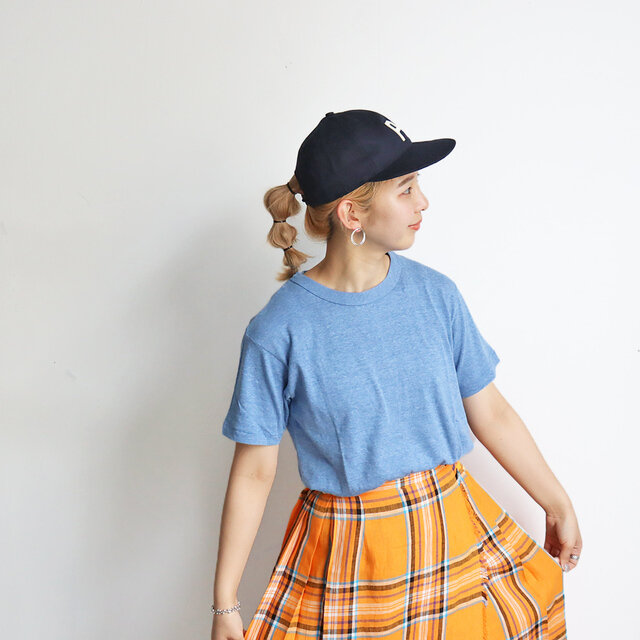 爽やかなブルーに元気なオレンジのスカート合わせ。
どれも優しいカラーに杢調の生地なので、色モノ同士のスタイリングもおすすめです☑︎
ポリエステル×コットン×レーヨンの柔らかく軽やかな着心地👌
薄手なのでこれからの残暑にもぴったりの一枚です!
秋モノのシャツやジャケットには可愛いカラーを生かしてインナーにチラ見せしてもいいですね〜