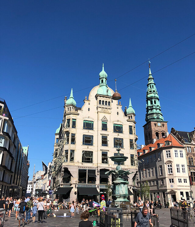 
ショッピング街の中心部。
ここには有名店が多くあります。
HAY、ロイヤル・コペンハーゲン、ジョージ・ジェンセン、イルムス・ボリフスなどがあります。

そして青い空がやっぱり綺麗！！



