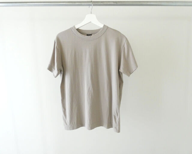 シルエットはベーシックで合わせやすく、パンツにもスカートにもすっとなじみます。
一枚でさらりと着るのはもちろん、インナーとしても使いやすく、着回しの幅が広がります。