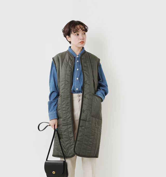 内側のファーで保温性アップ。
すっきりとしたロングシルエットで、
コートのインにミッドレイヤーとしても
活躍するキルティングのロングベスト