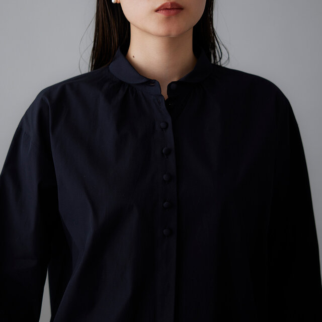 ボタンはきちんと留めても、少し外してラフに着てもバランスよくまとまります。