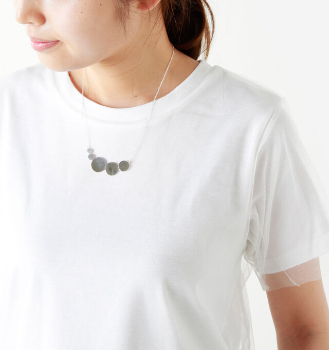 夏のカジュアルなTシャツスタイルにも、素敵なアクセントになります。
model yama
height : 167cm / weight : 49kg
color : silver / size : one