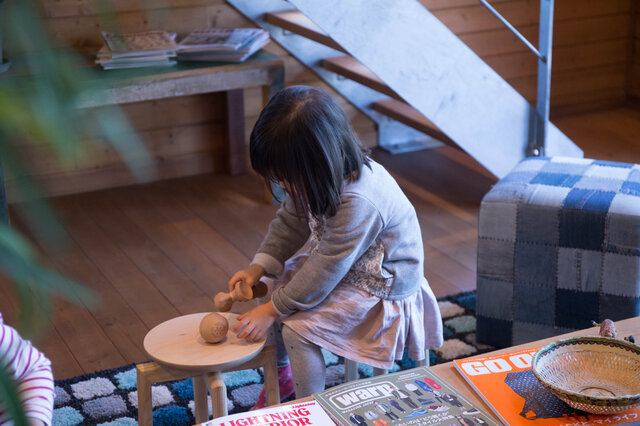 ローテーブル代わりに、お子さんの遊び場にしても。自然素材に多く触れることは、ゆたかな心の成長につながります。