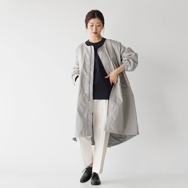 カジュアルになりがちなモッズコートは、グレーをチョイスして大人な雰囲気に仕上げました。
ホワイトのボトムスに足元はレザーシューズを合わせて洗練された印象に。
きれいめな表情もありながら、どこかマニッシュな表情もあり、きちんとしたシーンにも着られるスタイリングです。