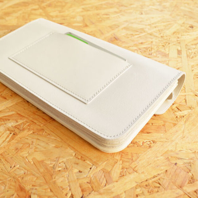 背面には、ICカードやチケットなどがすぐに取り出せる収納ポケット付き。