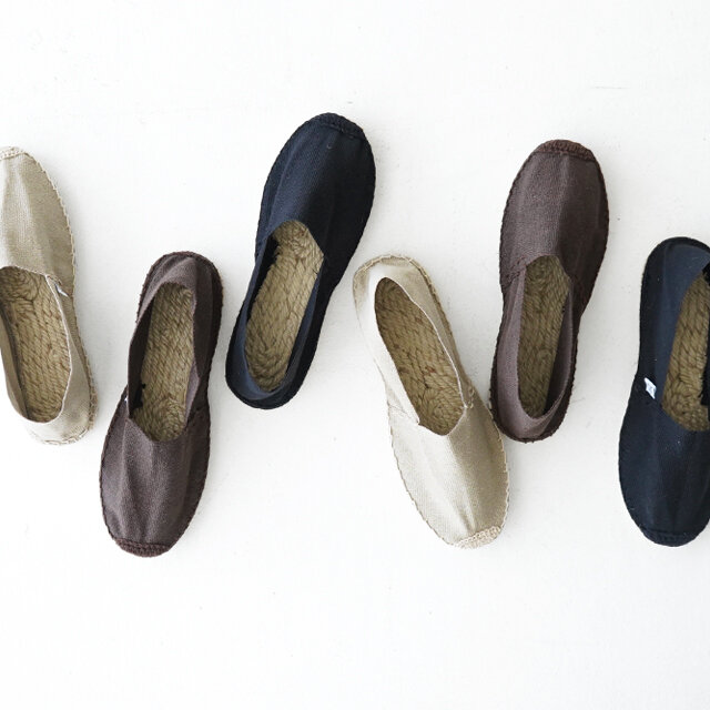 ジュートの質感はちくちくせず、ふかふかの履き心地。
このエスパドリーユを履くだけで、スタイリングに季節感をプラスしてくれます。