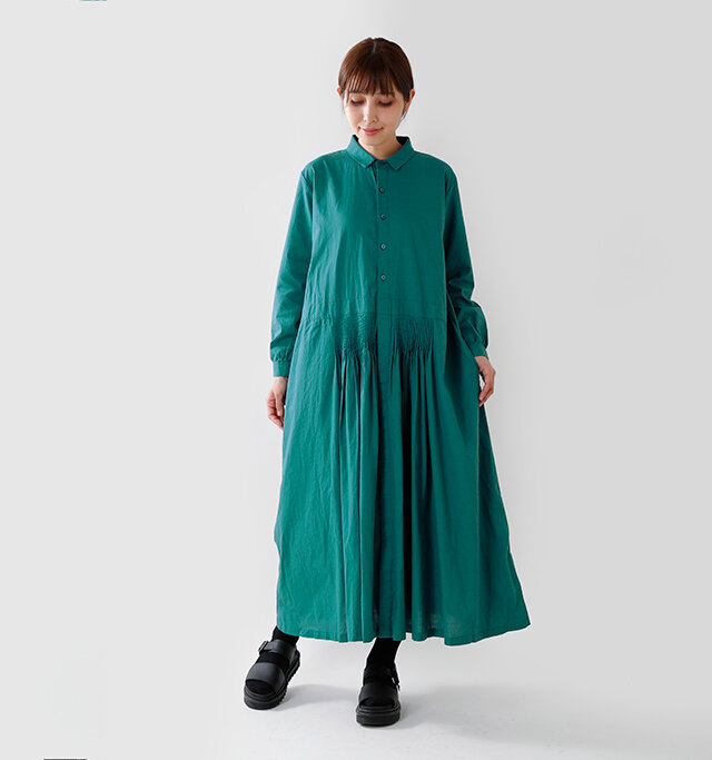 aranciato別注!
スラブ糸を使用した
ナチュラルな風合いの素材で、
ふんわりと軽やかで
女性らしいワンピースを提案。
繊細なタック仕様など、
細部までこだわりを感じる一着に。
軽くストールを羽織るような
軽やかさでコーデのスパイスに。
一枚でワンピースとして着るのはもちろん、
カーデのように羽織ることもできる
スタイリングの幅が広がるアイテムです。