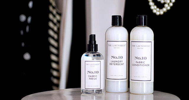 大切な衣類をより長く着るために、簡単にお洗濯方法をご紹介♪「ザ・ランドレス」の商品を一緒に使ってみてくださいね。
洗濯物を洗濯機に入れる前に、まず洗濯表示の確認をして、衣類の素材や汚れのひどいものなど同じ種類ごとに分けましょう!色落ちしそうなものは別で洗うことも大切です♪頑固な汚れやシミは、シミ抜き剤を使用して前処理しておくと◎
型崩れのしやすい衣類や絡まりやすいものは、衣類のサイズにあった洗濯ネットを使用することで、より傷みにくく型崩れもしませんよ。
洗濯回数を減らしたいところですが、洗濯機いっぱいに衣類を詰め込みすぎると汚れが落ちにくくなるので、洗濯槽の8割程度におさめましょう。縦型の洗濯機には、大きいもの重いものから入れていき、最後にネットものを入れると効率よく回転させることができます!
洗剤は洗濯物の色や素材によって変えるのがオススメ。ご紹介した「ザ・ランドレス」の商品には、色柄物用、白い衣類用、デリケート素材用など幅広く取り扱っています♪
洗濯が終わったら、なるべく早く取り出して干しましょう。放置すると菌が繁殖し、臭いの原因になったりシワがつきやすくなります。洗濯表示を見て日なたか日陰どちらで干していいかなど確認、大切にしたい服は日陰に…と分けても◎
お洗濯方法を見直したり少し手間をかけて、より長くお洋服とお付き合いしてみては…♪