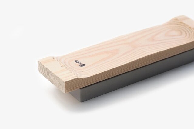 仕上げに木台の部分に当てて軽く引いて。