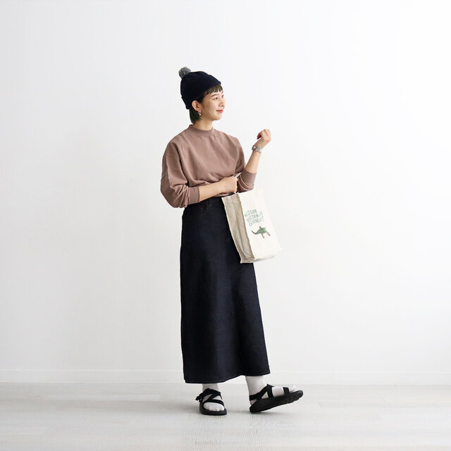 衿ぐりの詰まり感やドロップショルダー、締め付けのない裾のリブなど
シンプルなデザインながらもどこか女性らしさや抜け感のあるスウェット◎
1枚着としても活躍してくれますよ〜!
様々なカラーと合わせやすいオフ、モカ、チャコールの3色展開です!