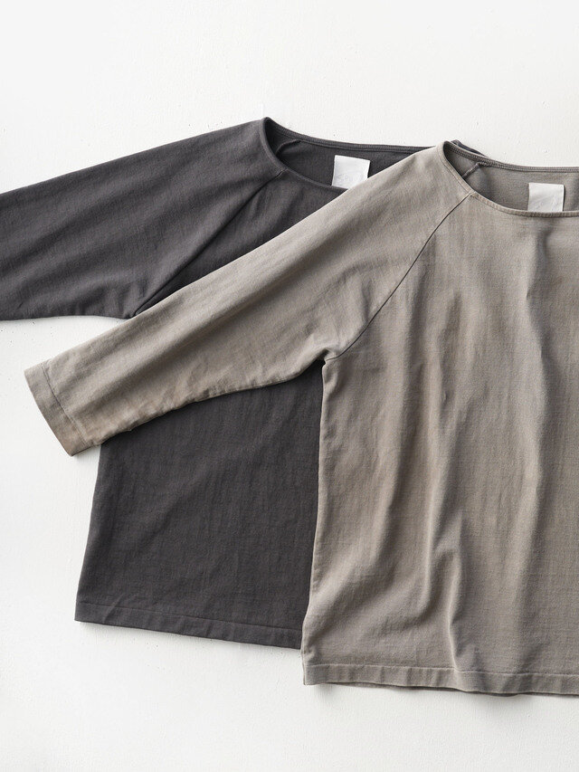 パン屋のTシャツは育て甲斐のあるTシャツ。新品の錫色（左）と、約1年ほど着用した錫色（右）。