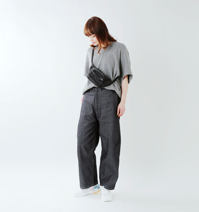 color : white / size : 24.0cm
ボーイズライクなワントーンコーデに、カラフルな足元をプラス。遊び心の効いたスタイリングになりますね。