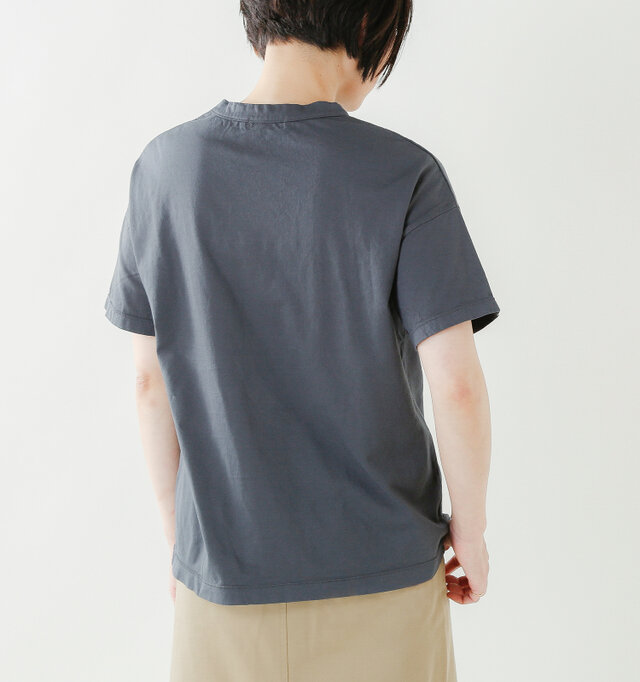 余裕のある身幅に肩を落としたディティールでヌケ感を出し、1枚で着てもサマになるデザインに仕上げています。少し肩を落とした仕様で、リラックスした雰囲気になります。