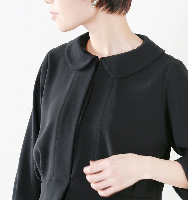 大きめのラウンドカラーが印象的な襟元。ワイドな広がりで甘くなり過ぎず、程よくフェミニンさが漂うディテールとなっています。ホックは襟元と裾に1箇所ずつあしらわれ、きちんと感を演出してくれます。
