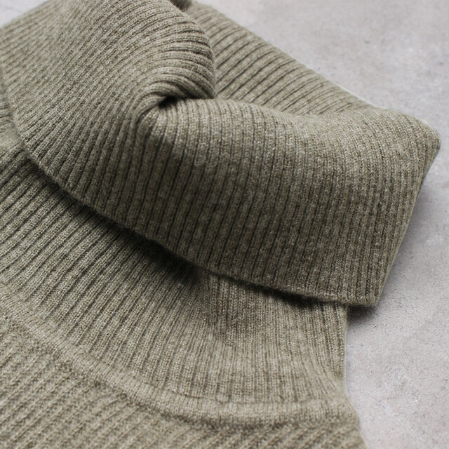 王道のウールと上質なカシミヤを使ったニットシリーズ。
ふっくらとした肌触りの糸で編み上げ軽くて暖かなニットに仕上げました。

