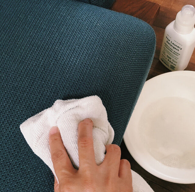 ソファーの布を拭き掃除。ほんのすこしの洗濯洗剤を入れて薄めた水をタオルに含ませ、固く絞ったら布目に合わせて拭いてください。見えない汚れがタオルに移り、絞ったらかなりの汚れが…。汗や皮脂をすっきり拭き取って、気持ちよく過ごしましょう。