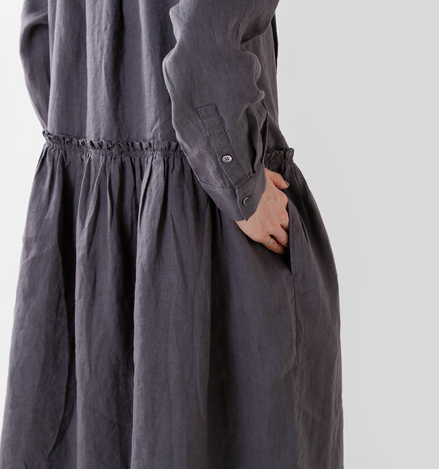 ぐるっとウエスト周りには
ギャザー効かせて
立体的なフレアを作り出します。
ヨークから続く大きなフレア使いで
縦基調のシルエットに仕上げくれ
ふわりエレガントと
すっきりと両立する着こなし上手の1枚。