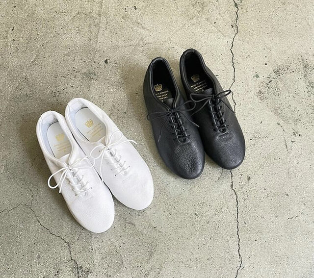 ホワイト・ブラックの思わず悩んでしまいそうなベーシックの2色。