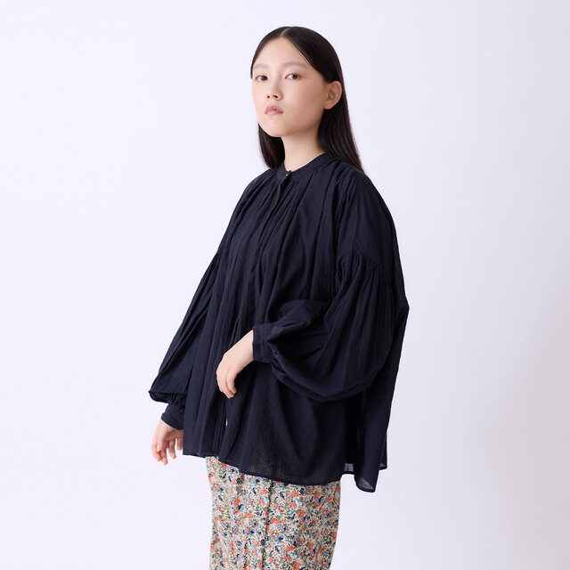 重くならず、軽やかな印象で着ていただけるクロ。