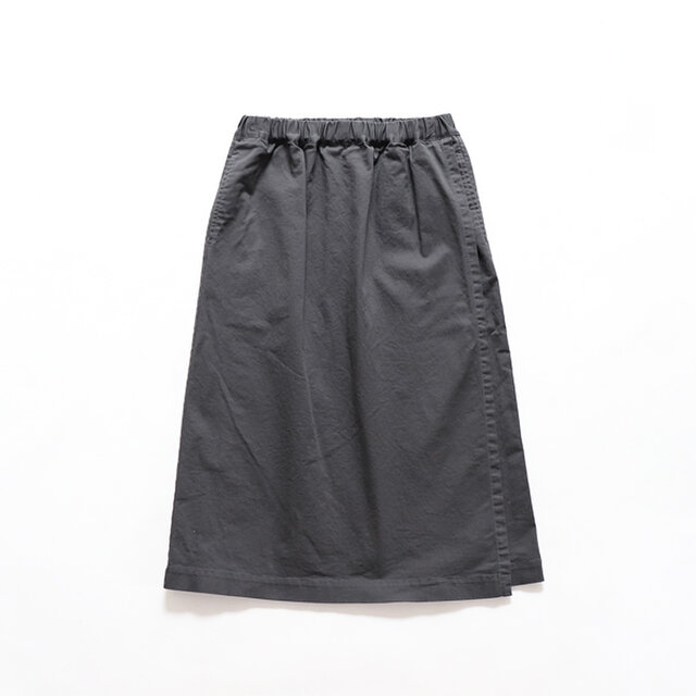 こちらは、フロントがラップデザインのセミタイトシルエットになった一着。
シンプルながらもフロントのラップデザインがオシャレ感をアップさせています。