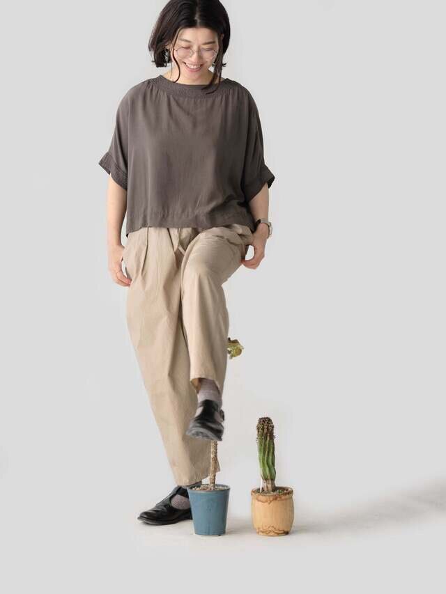 一枚ずつ、天然染料による手染めのため、色、寸法に若干の個体差があります。それぞれの商品の個性と風合いをお楽しみください。