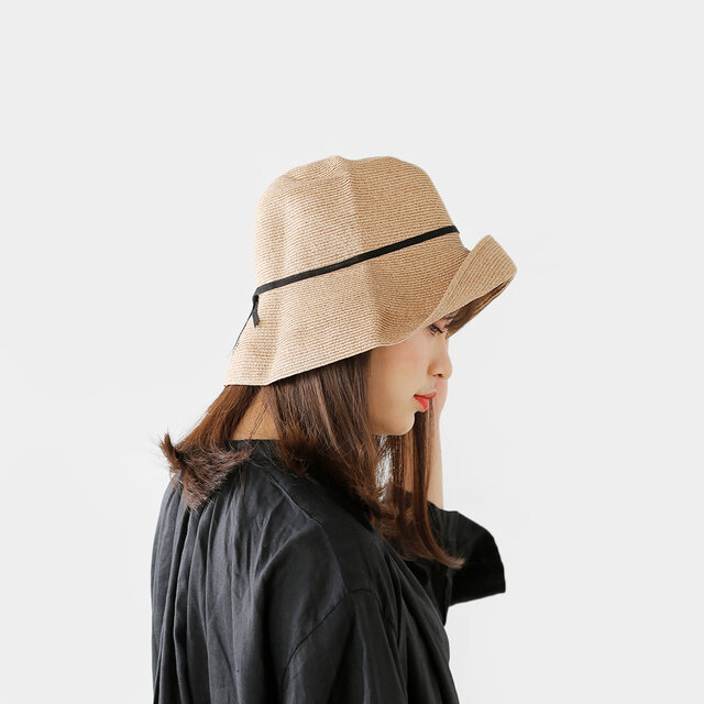 晴れた空によく似合う
大人のハット。
ブリムは11cm。
伸ばすと頭をすっぽりとおおう
大きめなサイズ感で
強い日差しもへっちゃら。
折り返してレディライクな雰囲気や
そのまま伸ばしてなど
ブリムをあげたりさげたりして
その日の気分でスタイリングを
変えられます。