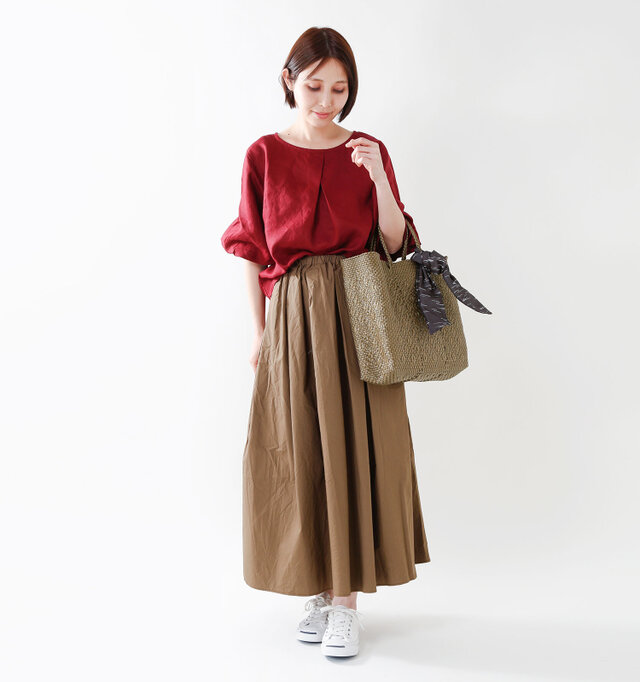model yama:167cm / 49kg
color : gold / size : M
いつものスタイルに1点投入するだけでおしゃれ度UP! 手持ちのスカーフなどを結んでアレンジするのもオススメです。