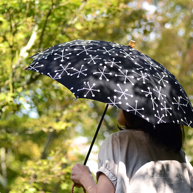 見た目の美しさと上質感だけではなく、実用面でも優れているのはうれしいですね。カジュアルから大人の装い、浴衣まで、いろいろなシーンでお使いいただけます。