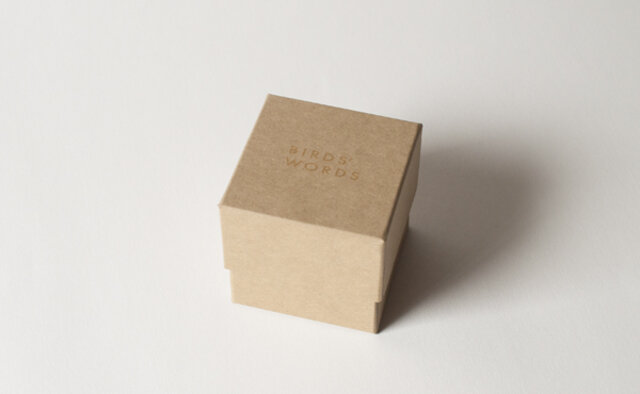 クラフトのGIFT BOXに入れてお届けしますので、鳥好きさんや大切な方への贈り物としてもおすすめです。小さな鳥を飼うように、ずっと大切にしてくださいね。