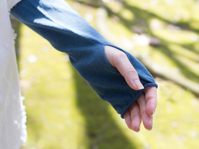 先端部分には親指の通し穴もあるため、手の甲までしっかりカバーしてくれるのも嬉しいポイント。
親指の通し穴も丸編みの工程で作られており、縫い目がなくほつれにくい作りになっています。