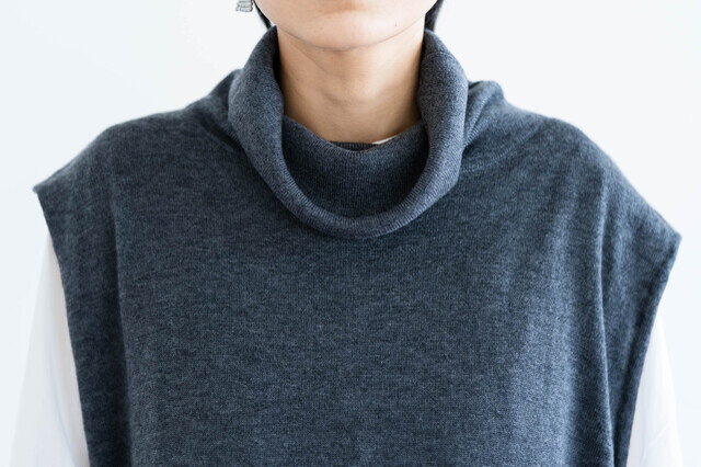 タートル部分はワイドなので中に重ね着しても◎。優しく首元をあたためてくれますよ。