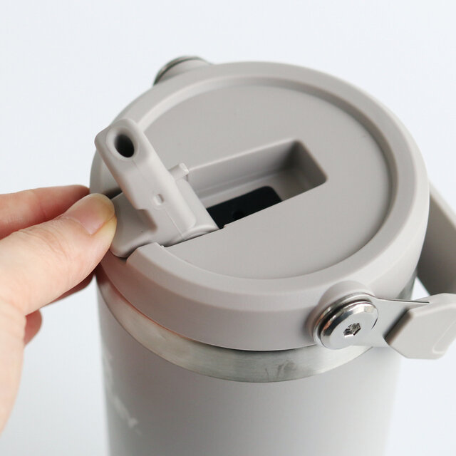 飲み口を起こすだけで、フタを開けずにドリンクを飲めます。