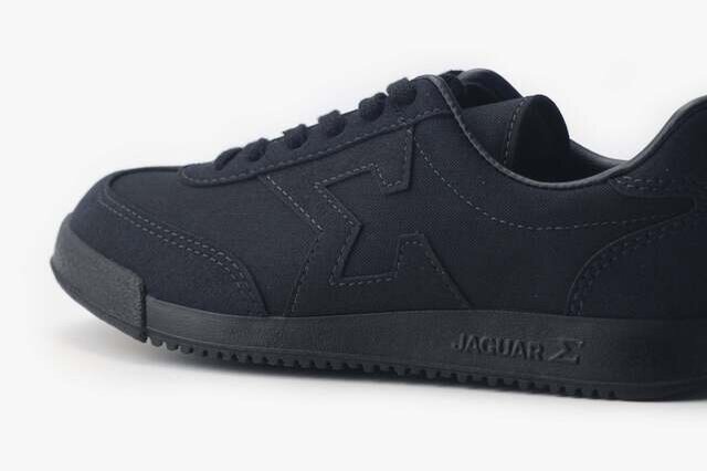 インジェクション製法によりアッパーとソールの接合部の隙間がなく密着性が高い作り。耐久性にも優れている。