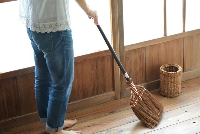 約120cmの長柄箒は立ったまま掃ける長さなので、腰への負担が少なく毎日のお掃除も楽ちん。
穂先幅も約30cmと広い9玉サイズなら、家中の床を掃くのに便利です。