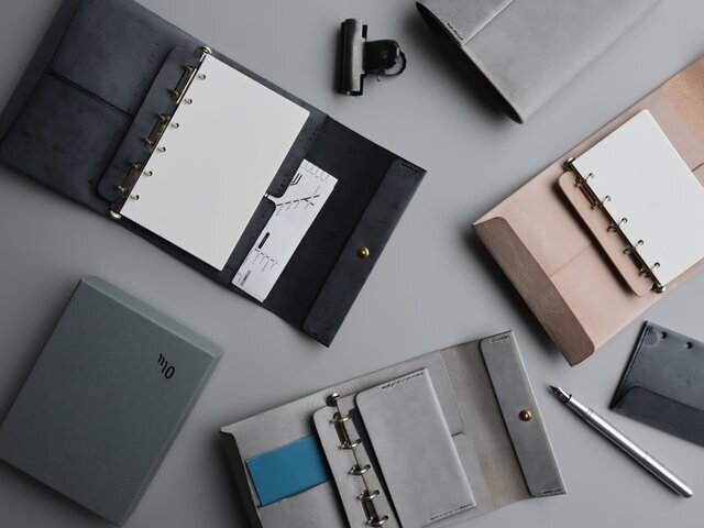 Oluは、一枚の植物タンニン鞣しの牛革を極力縫わずに折り込むことで成形された、シンプルなデザインが特徴の手帳型オーガナイザーです。柔らかく使い込むほどに馴染む革は、経年変化で個性が深まり、持つ人の手元に馴染みます。